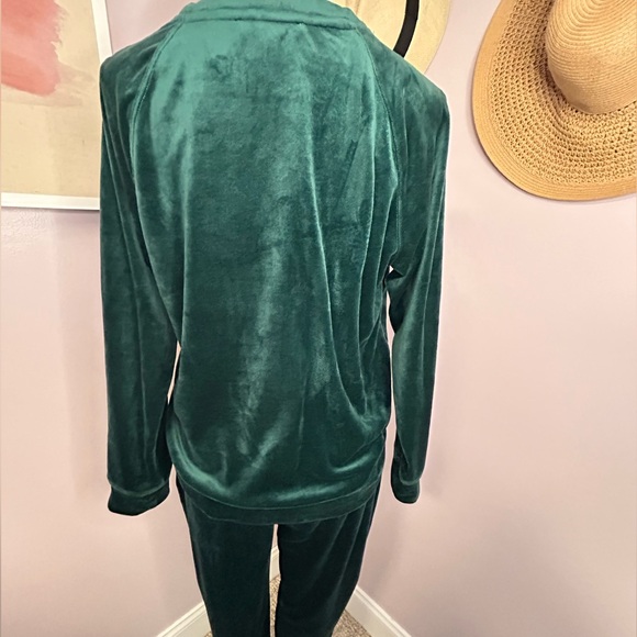Excellent condition medium, women’s sweatsuit. So soft feels like velour. - Picture 12 of 13